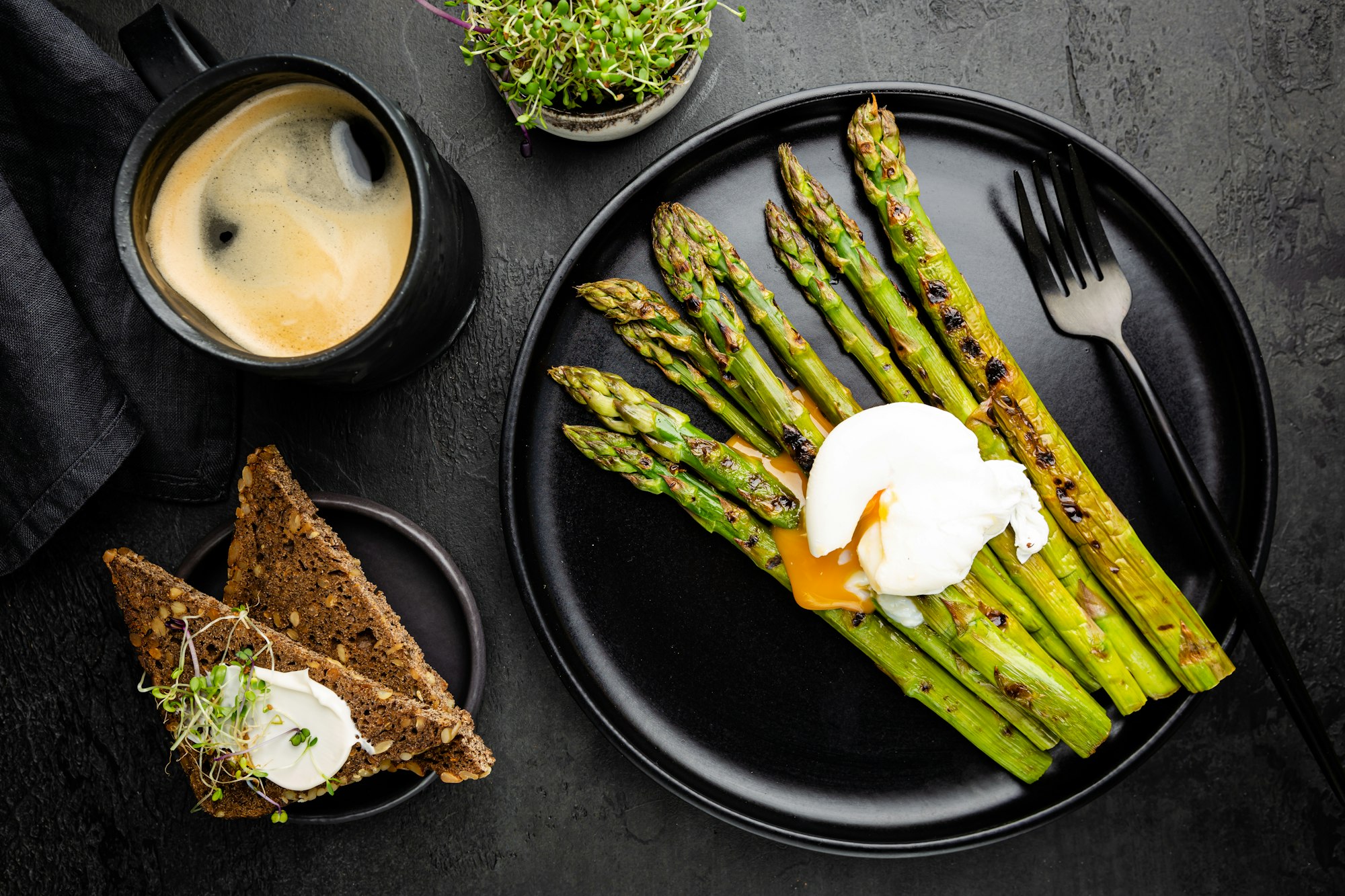 Asparagus with poached egg