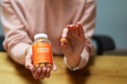 découvrez les bienfaits du curcuma, une épice aux propriétés antioxydantes et anti-inflammatoires. apprenez comment intégrer cette racine dorée dans votre alimentation pour améliorer votre santé et votre bien-être.