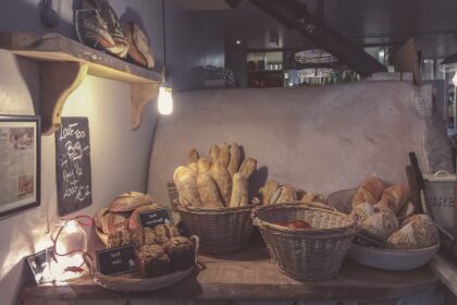 le bicarbonate de soude, un ingrédient polyvalent de la cuisine et du ménage, est idéal pour la cuisson, le nettoyage et même comme remède naturel. découvrez toutes ses utilisations et astuces dans cet article.