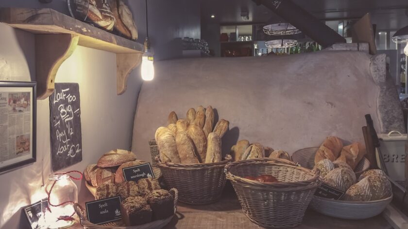le bicarbonate de soude, un ingrédient polyvalent de la cuisine et du ménage, est idéal pour la cuisson, le nettoyage et même comme remède naturel. découvrez toutes ses utilisations et astuces dans cet article.
