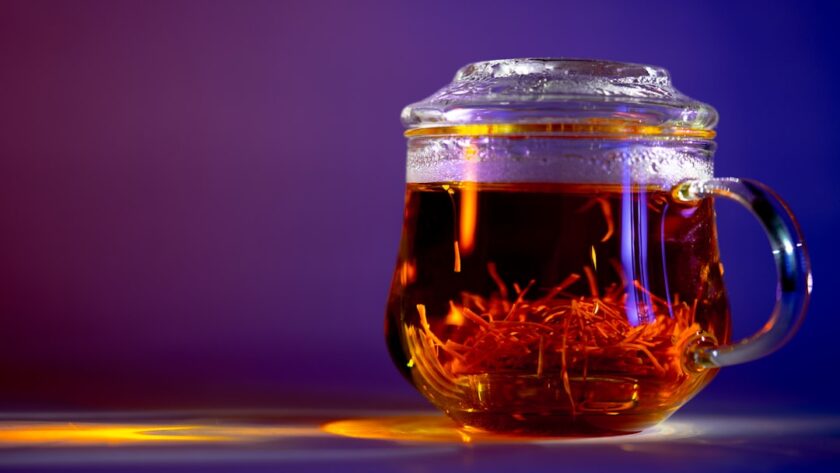 découvrez l'univers apaisant du thé herbal, une infusion naturelle riche en saveurs et bienfaits. profitez des vertus relaxantes et revigorantes des plantes aromatiques, idéales pour votre bien-être au quotidien.