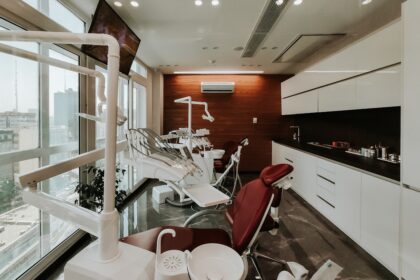 découvrez les causes et les remèdes naturels pour soulager les douleurs dentaires. apprenez à identifier les symptômes d'une rage de dents et consultez nos conseils pour prévenir les problèmes bucco-dentaires.