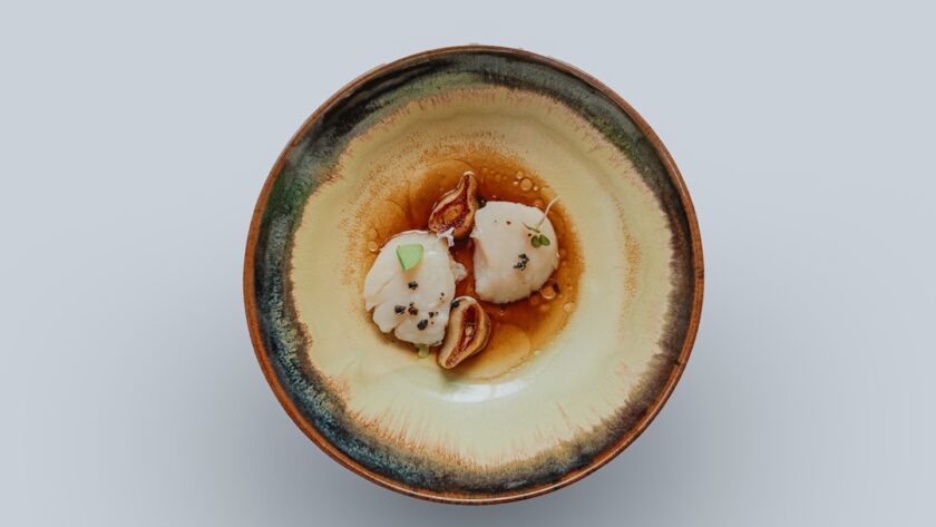 découvrez les délicieuses coquilles saint-jacques, un met raffiné et savoureux, parfait pour les repas festifs ou les dîners entre amis. apprenez à les préparer avec nos recettes simples et savoureuses, et savourez la mer dans chaque bouchée.