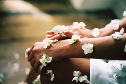découvrez les secrets d'une peau éclatante avec nos conseils et astuces. apprenez à hydrater, exfolier et nourrir votre peau pour un teint radieux et en pleine santé. transformez votre routine de soins et révélez votre éclat naturel !