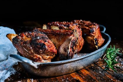 découvrez nos délicieux ribs, tendres et savoureux, cuits à la perfection et généreusement enrobés de notre sauce barbecue maison. un délice pour les amateurs de viande qui saura ravir vos papilles lors de vos repas en famille ou entre amis.