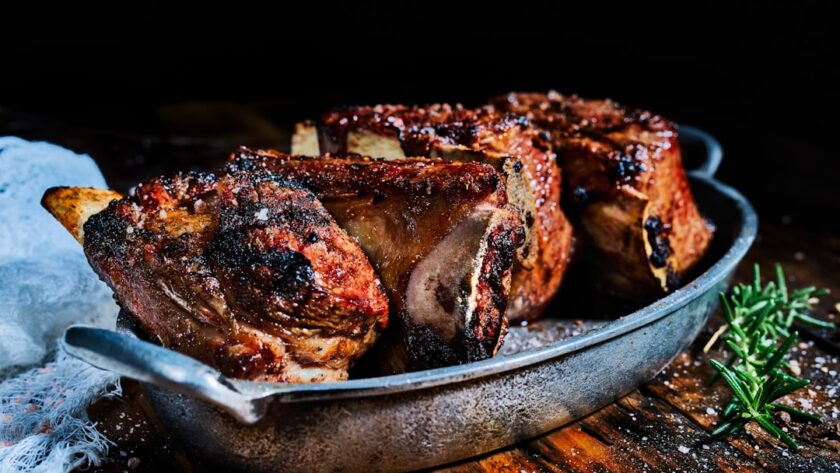découvrez nos délicieux ribs, tendres et savoureux, cuits à la perfection et généreusement enrobés de notre sauce barbecue maison. un délice pour les amateurs de viande qui saura ravir vos papilles lors de vos repas en famille ou entre amis.