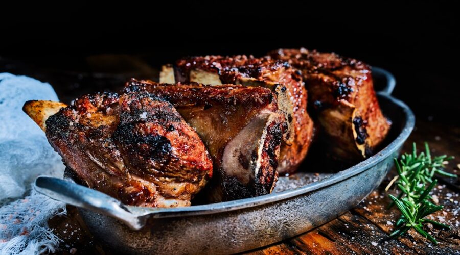 découvrez nos délicieux ribs, tendres et savoureux, cuits à la perfection et généreusement enrobés de notre sauce barbecue maison. un délice pour les amateurs de viande qui saura ravir vos papilles lors de vos repas en famille ou entre amis.