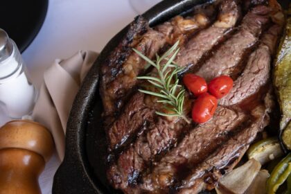 découvrez le goût authentique du steak tartare, un plat français emblématique préparé avec de la viande de boeuf fraîchement hachée, assaisonnée avec des condiments savoureux. idéal pour les amateurs de cuisine raffinée, ce délice culinaire se savoure avec une touche de créativité et d'originalité.