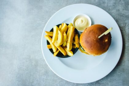 découvrez la recette traditionnelle du tzatziki, une délicieuse sauce grecque à base de yaourt, concombre et ail, parfaite pour accompagner vos plats méditerranéens et apéritifs.