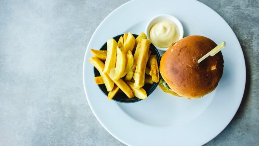 découvrez la recette traditionnelle du tzatziki, une délicieuse sauce grecque à base de yaourt, concombre et ail, parfaite pour accompagner vos plats méditerranéens et apéritifs.