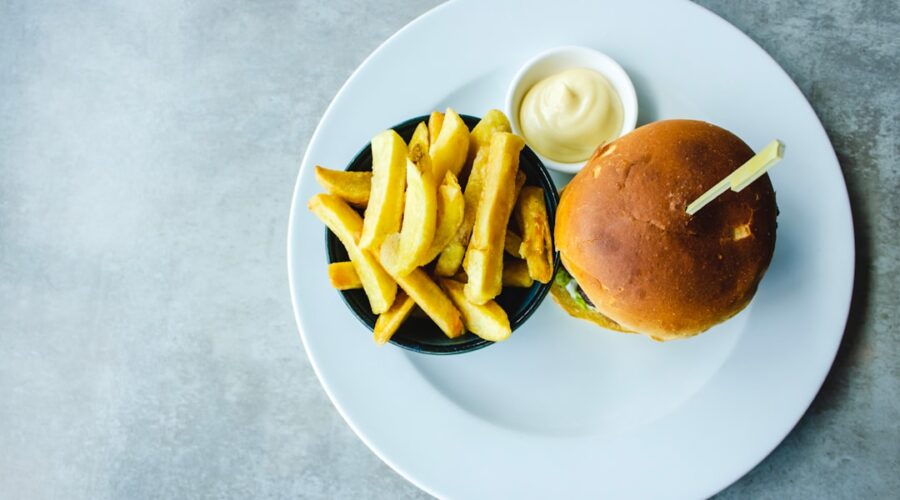 découvrez la recette traditionnelle du tzatziki, une délicieuse sauce grecque à base de yaourt, concombre et ail, parfaite pour accompagner vos plats méditerranéens et apéritifs.