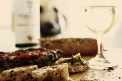 découvrez notre délicieuse recette de quiche, un plat savoureux et facile à préparer, parfait pour toutes les occasions. que ce soit pour un déjeuner en famille ou un apéritif entre amis, laissez-vous séduire par cette spécialité croustillante et pleine de goût !