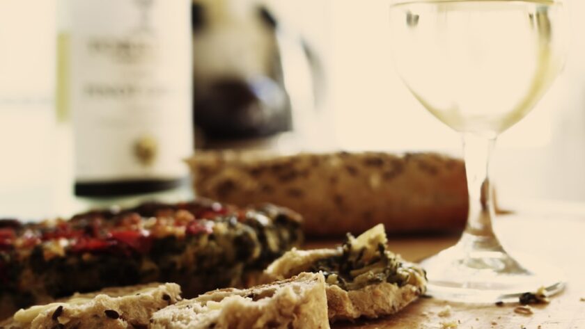 découvrez notre délicieuse recette de quiche, un plat savoureux et facile à préparer, parfait pour toutes les occasions. que ce soit pour un déjeuner en famille ou un apéritif entre amis, laissez-vous séduire par cette spécialité croustillante et pleine de goût !