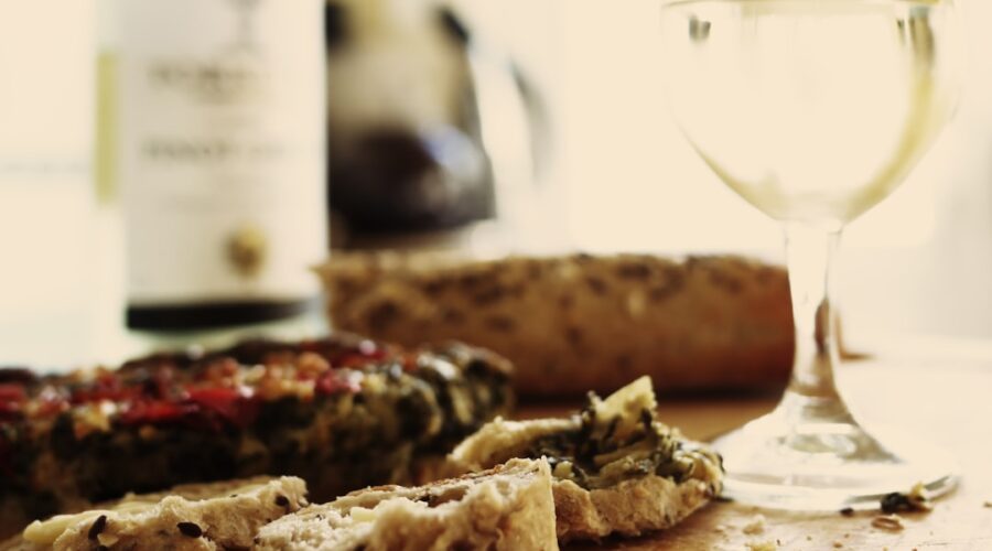 découvrez notre délicieuse recette de quiche, un plat savoureux et facile à préparer, parfait pour toutes les occasions. que ce soit pour un déjeuner en famille ou un apéritif entre amis, laissez-vous séduire par cette spécialité croustillante et pleine de goût !