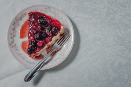 découvrez notre délicieuse tarte aux fraises, un dessert sucré et raffiné alliant une pâte croustillante, une crème onctueuse et des fraises fraîches juteuses. parfaite pour les amateurs de fruits, cette recette saura ravir vos papilles !