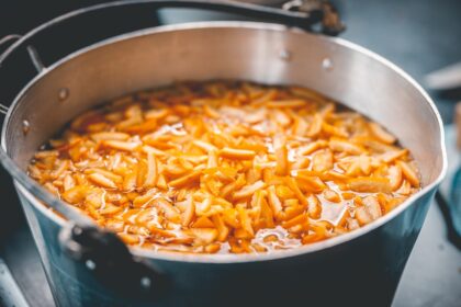 découvrez le délice des confitures faites maison ! apprenez à préparer des recettes savoureuses et naturelles avec des fruits frais, sans additifs ni conservateurs. idéal pour égayer vos petits déjeuners et vos tartines.