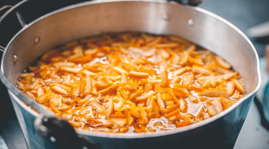 découvrez le délice des confitures faites maison ! apprenez à préparer des recettes savoureuses et naturelles avec des fruits frais, sans additifs ni conservateurs. idéal pour égayer vos petits déjeuners et vos tartines.
