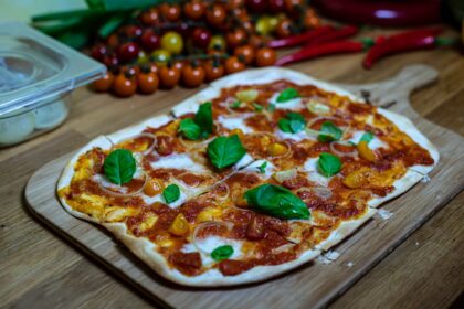 découvrez la délicieuse tarte tatin, une spécialité française incontournable, mêlant pommes caramelisées et pâte dorée pour un dessert irrésistible. parfaite pour toutes les occasions, elle ravira vos papilles et celles de vos invités.