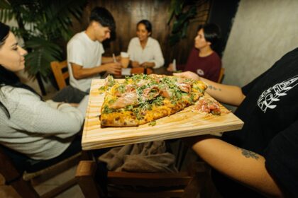 découvrez la frittata, une délicieuse omelette italienne garnie de légumes, fromages et viandes. parfaite pour un brunch ou un repas rapide, cette recette simple et savoureuse saura ravir tous les palais. apprenez à préparer ce plat versatile qui se déguste chaud ou froid.