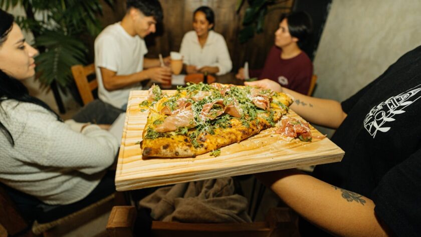 découvrez la frittata, une délicieuse omelette italienne garnie de légumes, fromages et viandes. parfaite pour un brunch ou un repas rapide, cette recette simple et savoureuse saura ravir tous les palais. apprenez à préparer ce plat versatile qui se déguste chaud ou froid.