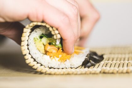 découvrez l'art de préparer des sushis faits maison avec nos recettes simples et délicieuses. apprenez à choisir les ingrédients frais, à rouler le riz et à créer des rouleaux savoureux qui raviront vos invités et égayeront vos repas.