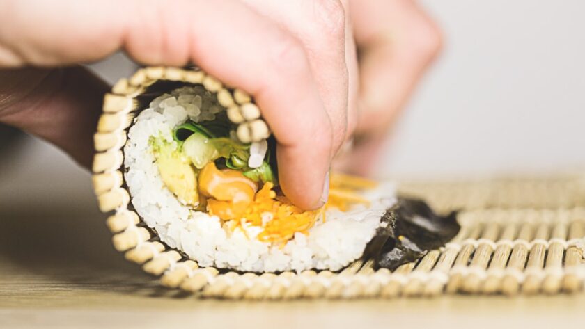 découvrez l'art de préparer des sushis faits maison avec nos recettes simples et délicieuses. apprenez à choisir les ingrédients frais, à rouler le riz et à créer des rouleaux savoureux qui raviront vos invités et égayeront vos repas.