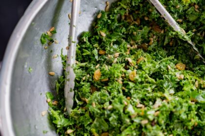 découvrez notre recette de salade césar, un mélange savoureux de laitue croquante, de croutons dorés, de poulet grillé, le tout nappé d'une vinaigrette crémeuse au parmesan. parfaite pour un repas frais et équilibré !