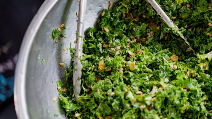 découvrez notre recette de salade césar, un mélange savoureux de laitue croquante, de croutons dorés, de poulet grillé, le tout nappé d'une vinaigrette crémeuse au parmesan. parfaite pour un repas frais et équilibré !