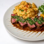 découvrez la recette authentique du chimichurri, cette sauce argentine à base de persil, ail et vinaigre qui rehaussera vos viandes grillées et légumes. parfaite pour apporter une touche de saveur à vos plats !