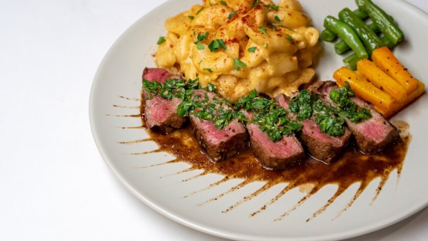 découvrez la recette authentique du chimichurri, cette sauce argentine à base de persil, ail et vinaigre qui rehaussera vos viandes grillées et légumes. parfaite pour apporter une touche de saveur à vos plats !
