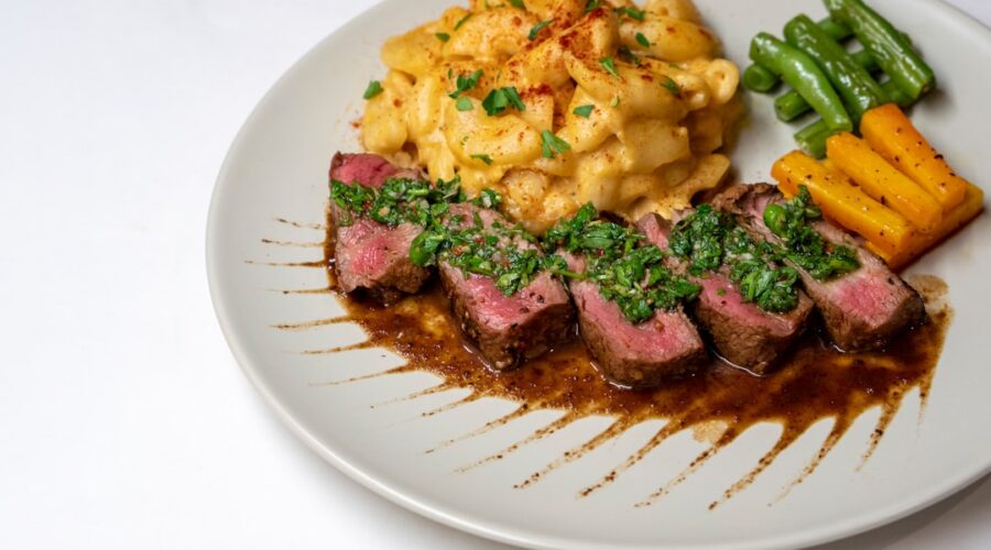 découvrez la recette authentique du chimichurri, cette sauce argentine à base de persil, ail et vinaigre qui rehaussera vos viandes grillées et légumes. parfaite pour apporter une touche de saveur à vos plats !