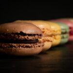 découvrez l'univers délicat des macarons, ces pâtisseries françaises colorées et savoureuses qui émerveillent les papilles. apprenez à les préparer avec des recettes simples et des astuces pour réaliser des créations gourmandes et élégantes.
