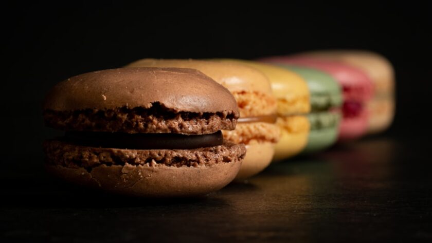 découvrez l'univers délicat des macarons, ces pâtisseries françaises colorées et savoureuses qui émerveillent les papilles. apprenez à les préparer avec des recettes simples et des astuces pour réaliser des créations gourmandes et élégantes.