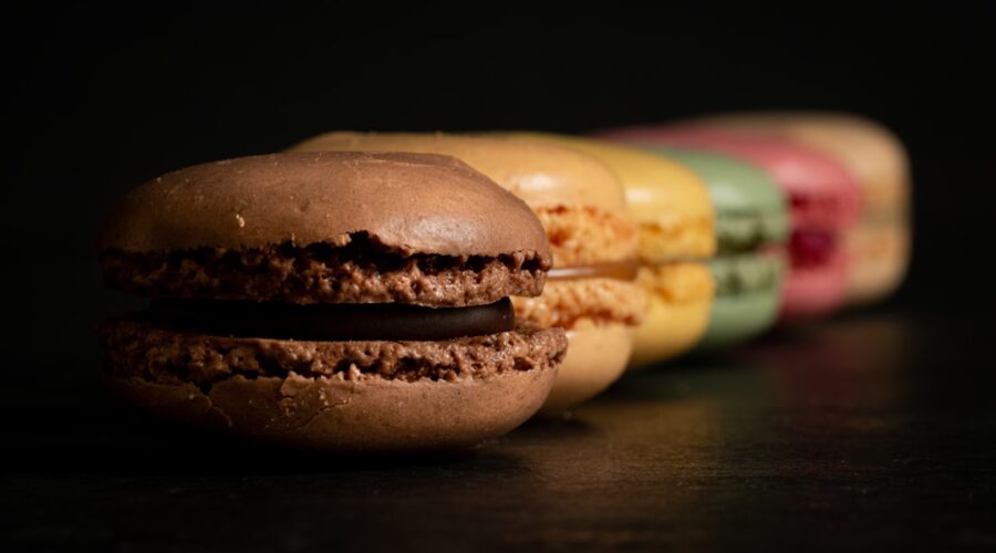 découvrez l'univers délicat des macarons, ces pâtisseries françaises colorées et savoureuses qui émerveillent les papilles. apprenez à les préparer avec des recettes simples et des astuces pour réaliser des créations gourmandes et élégantes.
