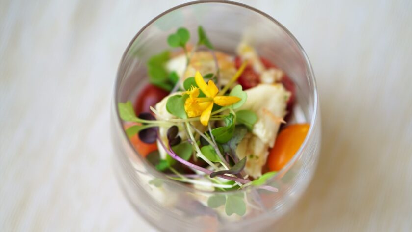 découvrez notre délicieuse recette de salade niçoise, un plat méditerranéen fraîcheur aux saveurs authentiques. apprenez à combiner légumes croquants, thon savoureux et œufs durs pour une salade parfaite à déguster en toute saison.
