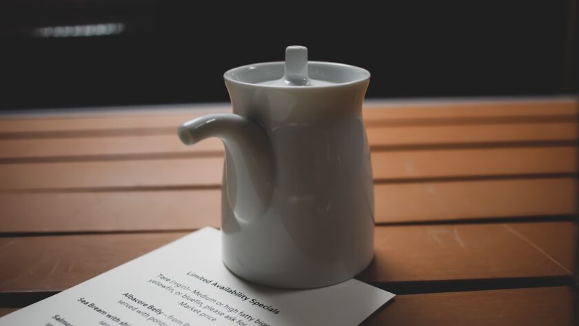 découvrez l'univers savoureux de la sauce soja, cet incontournable de la cuisine asiatique. à la fois douce et salée, elle rehausse vos plats et se marie parfaitement avec viandes, légumes et sushis. apprenez à l'utiliser en cuisine et explorez ses bienfaits.