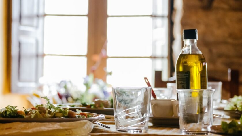 découvrez les bienfaits de l'huile de coco, un produit naturel aux multiples usages pour la cuisine, les soins de la peau et des cheveux. apprenez comment intégrer cette huile polyvalente dans votre routine quotidienne pour une vie plus saine et plus nourrissante.