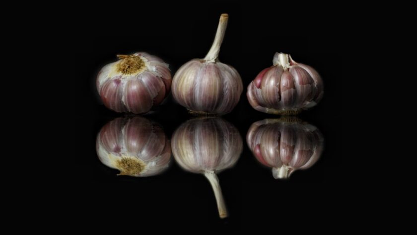 découvrez l'ail, un ingrédient incontournable de la cuisine méditerranéenne, reconnu pour ses bienfaits santé et ses propriétés aromatiques. apprenez à l'incorporer dans vos recettes pour rehausser vos plats avec saveurs et nutrition.