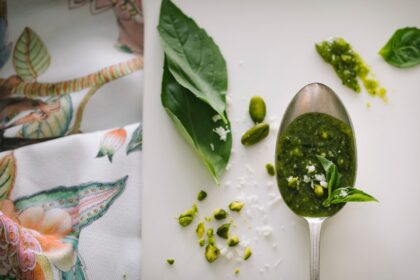 découvrez l'univers apaisant des tisanes aux herbes, riches en saveurs et en bienfaits pour la santé. détendez-vous avec notre sélection de mélanges naturels, parfaits pour recharger votre énergie ou favoriser la relaxation. explorez les vertus des plantes médicinales à travers nos infusions aromatiques.