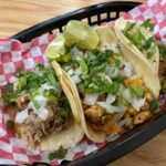 découvrez la recette authentique des carnitas, ces délicieuses viandes de porc mijotées à la perfection. apprenez à les préparer avec des épices savoureuses pour un plat traditionnel mexicain rich en goût, idéal pour vos tacos ou burritos.