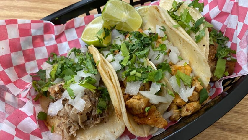 découvrez la recette authentique des carnitas, ces délicieuses viandes de porc mijotées à la perfection. apprenez à les préparer avec des épices savoureuses pour un plat traditionnel mexicain rich en goût, idéal pour vos tacos ou burritos.