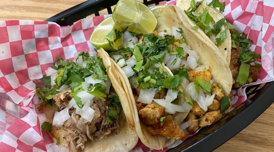 découvrez la recette authentique des carnitas, ces délicieuses viandes de porc mijotées à la perfection. apprenez à les préparer avec des épices savoureuses pour un plat traditionnel mexicain rich en goût, idéal pour vos tacos ou burritos.