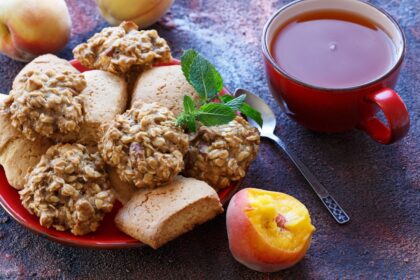 découvrez la véritable fondue savoyarde, un plat traditionnel chaleureux et réconfortant qui réunit le fromage, le pain et la convivialité. idéale pour vos repas en famille ou entre amis, elle promet une expérience gustative inoubliable au cœur des alpes.