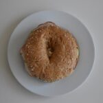 découvrez l'univers savoureux des bagels, ces délicieuses petites brioches cuites à l'eau et garnies d'ingrédients variés. que vous préfériez un classique avec du fromage à la crème ou une variation gourmande avec du saumon fumé, nos bagels sont parfaits pour un petit-déjeuner ou un encas. explorez nos recettes et astuces pour préparer des bagels maison irrésistibles!