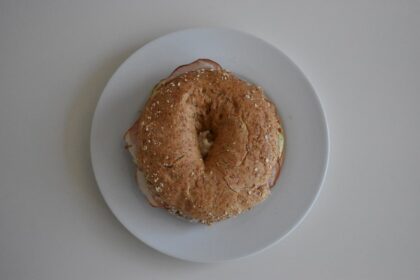 découvrez l'univers savoureux des bagels, ces délicieuses petites brioches cuites à l'eau et garnies d'ingrédients variés. que vous préfériez un classique avec du fromage à la crème ou une variation gourmande avec du saumon fumé, nos bagels sont parfaits pour un petit-déjeuner ou un encas. explorez nos recettes et astuces pour préparer des bagels maison irrésistibles!
