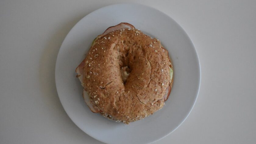 découvrez l'univers savoureux des bagels, ces délicieuses petites brioches cuites à l'eau et garnies d'ingrédients variés. que vous préfériez un classique avec du fromage à la crème ou une variation gourmande avec du saumon fumé, nos bagels sont parfaits pour un petit-déjeuner ou un encas. explorez nos recettes et astuces pour préparer des bagels maison irrésistibles!