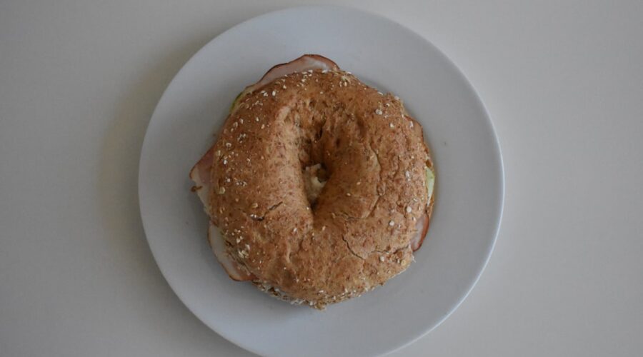 découvrez l'univers savoureux des bagels, ces délicieuses petites brioches cuites à l'eau et garnies d'ingrédients variés. que vous préfériez un classique avec du fromage à la crème ou une variation gourmande avec du saumon fumé, nos bagels sont parfaits pour un petit-déjeuner ou un encas. explorez nos recettes et astuces pour préparer des bagels maison irrésistibles!