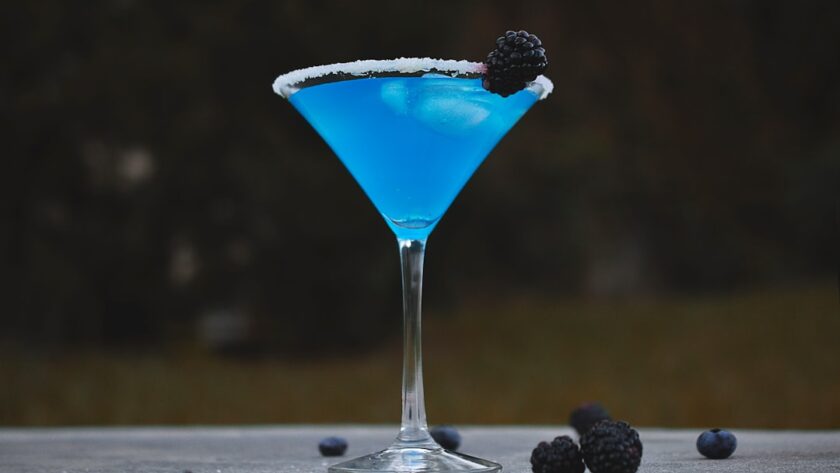 découvrez l'art des cocktails avec des recettes savoureuses et des conseils pour impressionner vos invités. apprenez à mélanger, shaker et décorer vos boissons préférées pour toutes les occasions.