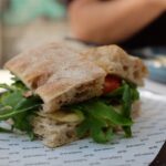 découvrez la focaccia, une délicieuse spécialité italienne, souvent préparée avec de l'huile d'olive, du sel et des herbes. parfaite pour accompagner vos repas ou comme base pour des sandwichs savoureux, cette pâte légèrement croustillante et moelleuse à l'intérieur réveillera vos papilles. apprenez à la préparer facilement chez vous et laissez-vous séduire par ses multiples variations.