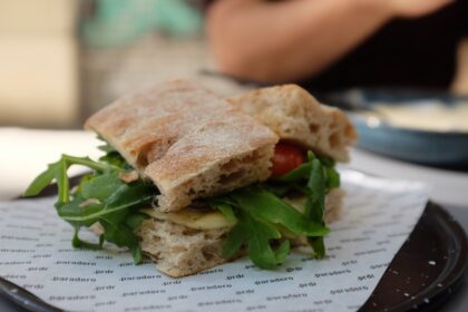 découvrez la focaccia, une délicieuse spécialité italienne, souvent préparée avec de l'huile d'olive, du sel et des herbes. parfaite pour accompagner vos repas ou comme base pour des sandwichs savoureux, cette pâte légèrement croustillante et moelleuse à l'intérieur réveillera vos papilles. apprenez à la préparer facilement chez vous et laissez-vous séduire par ses multiples variations.